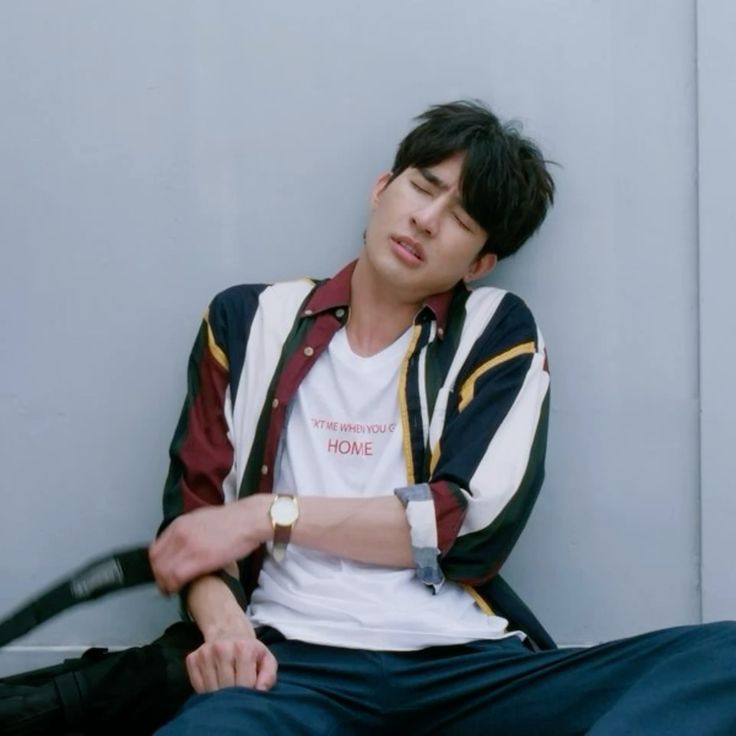 poetjsuh's tweet photo. Setuju. Walau bukan drakor tapi romcom thailand tuh juga seru. Dia bisa jadi kayak gini sampe bikin banyak orang gak mau nonton karena udah lihat dia jadi abdi negara di series sebelumnya. Beneran ekspresinya harus pas sama momen sih, dan dia berhasil 🤎✨️ https://t.co/fx7ll4z46c