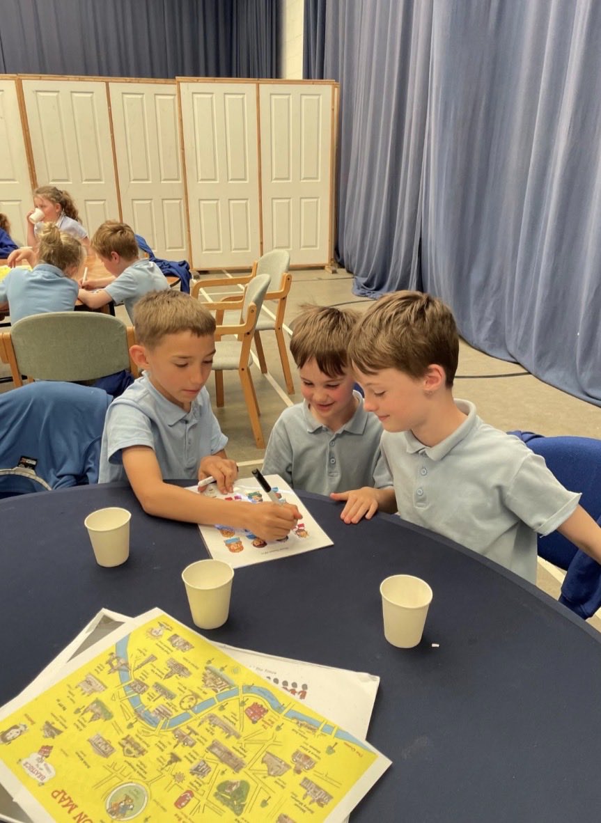StottesdonCofE's tweet photo. 3/4
They were also able to:
📍Identify key landmarks from the book on a map of London
🤴Play a game of Royal 'Guess who?'
🍰 Have afternoon tea of cakes and drinks - thank you to Willowdene for providing this! https://t.co/lCdAxIAdl4