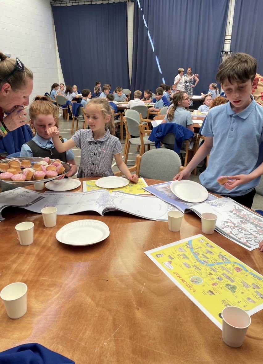 StottesdonCofE's tweet photo. 3/4
They were also able to:
📍Identify key landmarks from the book on a map of London
🤴Play a game of Royal 'Guess who?'
🍰 Have afternoon tea of cakes and drinks - thank you to Willowdene for providing this! https://t.co/lCdAxIAdl4