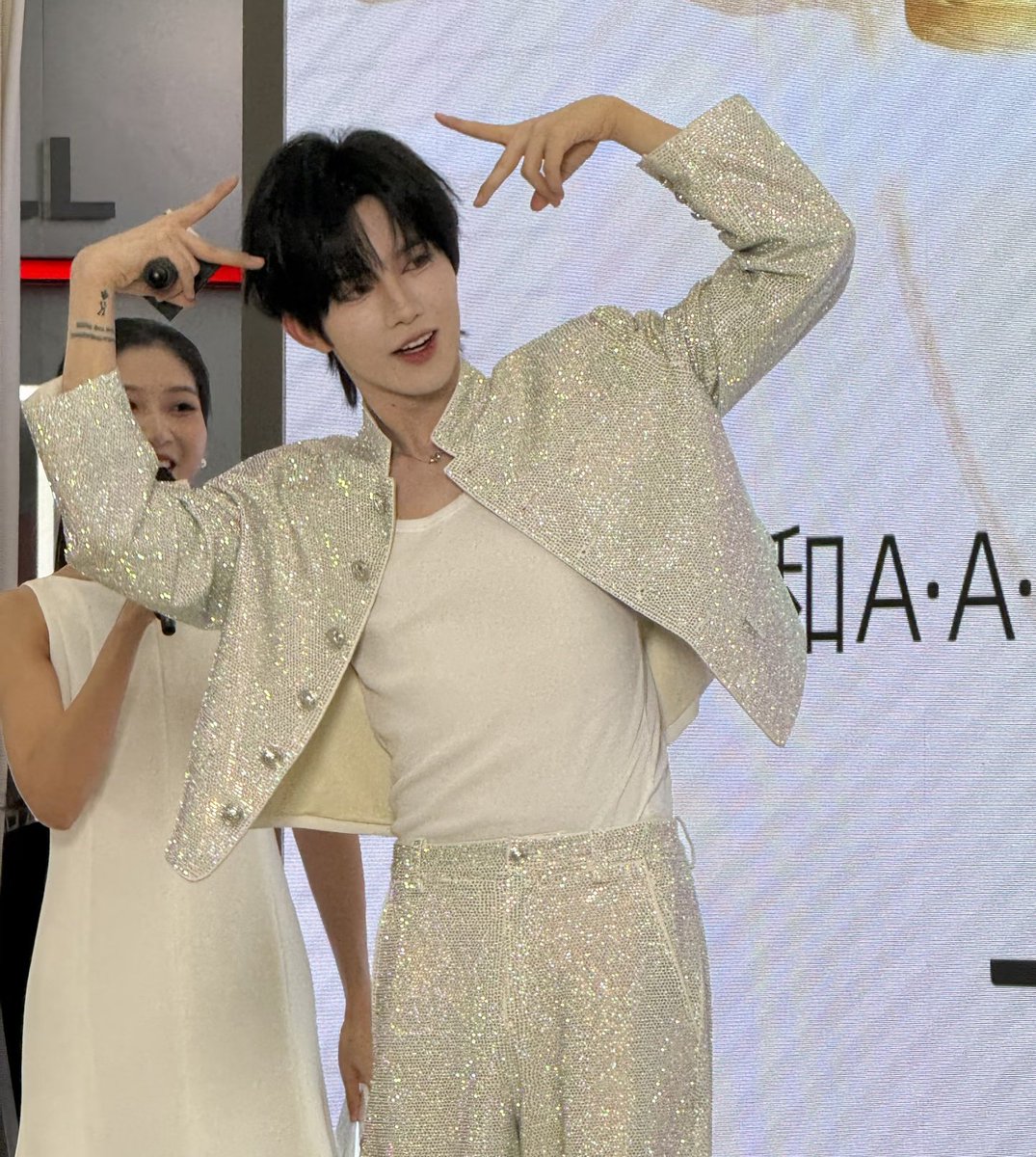 Xingmao in this shimmery outfit and doll like makeup is everything! 😭 

I wasn’t prepared for this look at all OMG 

ELIOT ART OF BALANCE 
#EliotHuangforTHEWHOO