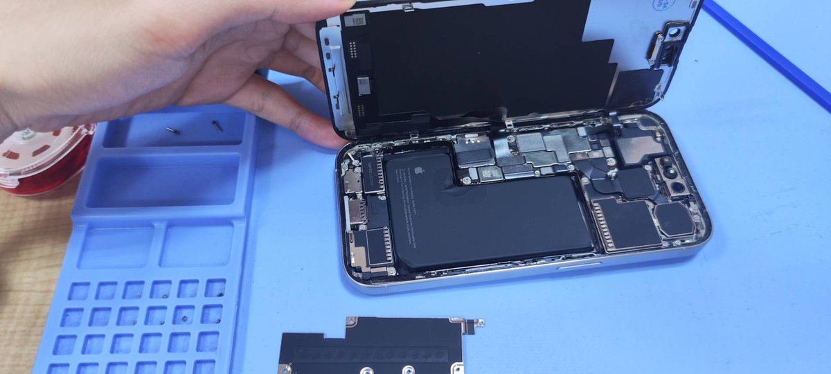 iphone15pro 128G ブラックチタニウム 画面液漏れ 画面修理】iPhone15の画面に液漏れ!?真っ黒な模様が消えなくて画面が