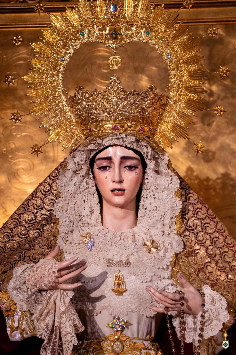 HdadSanGonzalo's tweet photo. ⚪️ CAMBIO DE VESTIMENTA

⛲️ Nuestra Señora de la Salud amanece en el día de hoy y se presenta ante todos sus hermanos, devotos y fieles para este nuevo período tras el cambio de vestimenta que se realizara en la noche de ayer por parte de su vestidor @abejaranito 

🤍 La Virgen luce toda su belleza e infinita misericordia portando:

✔️ El manto de terciopelo rojo que fuera realizado por las hermanas del taller de costura en 1992 para el Rosario de la Aurora, celebrado el 18 de octubre del mismo año con motivo del cincuentenario de la fundación de la Hermandad.

✔️ La saya de tisú mate gris perla, bordada en la técnica de aplicación por el taller Garduño. Se estrenó en el Triduo de 1999.

✔️ Toca de sobremanto de encaje francés, de la década de 1960, que perteneció a la antigua imagen de la Virgen.

✔️ Encaje de duquesa del siglo XIX, regalo de las mujeres de la Hermandad con ocasión de la salida extraordinaria del 24 de septiembre de 2005.

✔️ La Corona de camarín de plata sobredorada, obra de Fernando Marmolejo Camargo (1967) y de su hijo Fernando (2018).

✔️ Broche nominativo de Salud, de plata sobredorada, de 1986.

✔️ Broche con el escudo de la Hermandad, en oro de ley, obra de Joyería Oliva en 2012, ofrenda de la junta de gobierno.

✔️ Fuente de plata sobredorada con circonitas y aguamarinas, regalo de los acólitos de la Hermandad, obra de Fernando Marmolejo Hernández en 2015.

✔️ Broche con azahares, regalo de la Hermandad de la Agonía y Salud de Córdoba por la coronación.

✔️ Y el Rosario de cuentas rojas.

🙏⛲️ Rogamos para que Nuestra Madre, Señora de la Salud, derrame e impregne su Fuente de vida sobre todos aquellos que necesiten de su bendito nombre.

📸 @GnzAlvarez