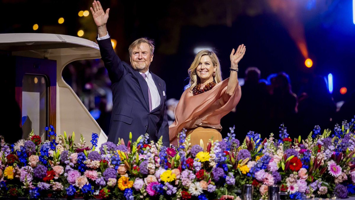 Nederlanders kunnen de energierekening nauwelijks meer betalen, de wereld staat in brand met oorlogen en hongersnood, en dan brengt <a href="/telegraaf/">De Telegraaf</a> dit als nieuws:
Koningin Máxima pronkt in een bruin-zalmroze Natan-outfit bij het bevrijdingsconcert. Fladderende capetop, wijdvallende