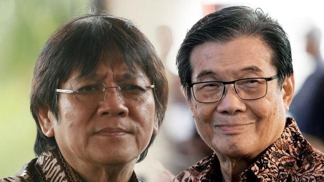 LambeSahamjja's tweet photo. Membangun Kekaisaran Prajogo Pangestu
Banyak investor yang khawatir dengan siapa yang akan menggantikan Prajogo nanti di masa depan karena kekaisaran Prajogo ini terlalu besar sehingga mustahil rasanya dikelola orang biasa. 

Kekhawatiran itu wajar, karena ekosistem yang dibangun Prajogo Pangestu bukan sekadar kumpulan perusahaan publik biasa, 

tetapi jaringan bisnis besar yang saling tersambung antara PT Barito Pacific Tbk ($BRPT), PT Chandra Asri Pacific Tbk (TPIA), PT Barito Renewables Energy Tbk (BREN), PT Petrindo Jaya Kreasi Tbk (CUAN), dan PT Petrosea Tbk (PTRO).
 
Di atas kertas, masing-masing punya bisnis berbeda. BRPT menjadi induk besar, TPIA mengurus petrokimia dan energi, BREN menjadi penghasil kas dari panas bumi dan angin, 

CUAN menjadi kendaraan tambang, sedangkan PTRO menjadi kontraktor tambang, rekayasa, dan jasa pendukung. 

Tetapi kalau disatukan, pola besarnya terlihat seperti ekosistem tertutup yang membuat uang, kontrak, aset, dan pembiayaan terus berputar di dalam lingkar grup.

Kunci utama ekosistem ini ada pada kendali Prajogo di level puncak. Ia memegang kendali besar di BRPT dengan kepemilikan 71,37% dan di CUAN dengan kepemilikan 84,09%. 

Dengan kendali sebesar itu, ia bisa mengarahkan strategi lintas perusahaan, mulai dari penempatan kontrak, akuisisi aset, pengaturan pembiayaan, sampai restrukturisasi internal.

 Inilah yang membuat Grup Barito dan Grup Petrindo tidak bisa dibaca seperti perusahaan yang berdiri sendiri-sendiri. Dalam banyak bagian, belanja modal satu perusahaan bisa berubah menjadi pendapatan perusahaan saudara, biaya operasional satu entitas bisa menjadi pendapatan berulang bagi entitas lain, dan saham satu perusahaan bisa menjadi agunan untuk menarik utang perusahaan lain.

Contoh paling jelas ada pada hubungan antara TPIA dan $PTRO. Ketika TPIA masuk ke Singapura melalui Aster Chemicals and Energy Pte. Ltd.
 
(ACEPL), pekerjaan perbaikan dan jasa sipil di fasilitas Pulau Jurong tidak sepenuhnya dilempar ke luar ekosistem. 

Kontrak itu diberikan kepada Scan-bilt Pte. Ltd., anak usaha PTRO di Singapura. Nilainya tidak kecil, yaitu kontrak konstruksi sekitar SG$40 Juta dan jasa pemeliharaan sekitar SG$3 Juta. 

Dari sisi TPIA, itu belanja modal atau biaya perawatan. Tetapi dari sisi PTRO, itu berubah menjadi revenue. 

Jadi uang yang keluar dari satu kantong grup tidak benar-benar keluar jauh, karena kembali muncul sebagai pendapatan di kantong grup lainnya.

Pola yang sama terlihat di pilar tambang. CUAN mengakuisisi lahan dan aset tambang, lalu PTRO menjadi kontraktor utama untuk pengerjaan penambangan, pemindahan tanah penutup, alat berat, dan jasa pendukung tambang di anak-anak usaha CUAN seperti PT Multi Tambangjaya Utama (MUTU), 

PT Daya Bumindo Karunia (DBK), PT Tamtama Perkasa (TP), dan PT Borneo Bangun Banua (BBB). Di Q1 2026, piutang pihak berelasi PTRO terhadap saudara-saudara tambang ini besar, seperti DBK US$19,07 Juta, MUTU US$17,90 Juta, BBB US$12,01 Juta, dan TP US$741 Ribu. 

Ini memperlihatkan bagaimana CUAN menciptakan pasar tawanan untuk PTRO. Tambang butuh kontraktor, dan kontraktor itu sudah tersedia di dalam ekosistem sendiri.

Secara bisnis, pola ini sangat efisien kalau dijalankan dengan harga wajar dan tata kelola yang rapi. Grup tidak perlu terlalu bergantung pada vendor luar, kualitas pekerjaan bisa dikendalikan, dan kepastian kontrak lebih tinggi. 

Tetapi dari sisi investor publik, hal seperti ini tetap harus diawasi, karena transaksi pihak berelasi selalu punya dua sisi. Sisi positifnya adalah sinergi. Sisi risikonya adalah harga, termin pembayaran, dan pembagian margin harus benar-benar wajar. 

Kalau tidak, laba bisa berpindah dari satu emiten ke emiten lain di dalam grup, dan pemegang saham minoritas harus paham di perusahaan mana nilai akhirnya terkunci. 

Jaringan ini juga ditopang oleh jaminan silang. Dalam beberapa kasus, utang satu entitas bisa dijamin dengan saham atau aset entitas lain yang lebih mapan. 

Ketika entitas induk BREN, yaitu Star Energy Geothermal Holdings Pte. Ltd. (SEGHPL), berutang kepada Bangkok Bank, pinjaman itu dijaminkan dengan saham BRPT dan TPIA yang merupakan pihak berelasi. 

Begitu juga ketika BRPT mengambil pinjaman berjangka US$125 Juta dari BNI, fasilitasnya dijaminkan dengan saham TPIA. 

Ini menunjukkan bahwa nilai saham perusahaan publik di grup bukan hanya alat kepemilikan, tetapi juga alat pembiayaan. Selama valuasi dan kepercayaan kreditur tetap kuat, grup bisa menarik dana besar untuk ekspansi.

Prajogo juga membangun bisnis ini dengan strategi merger and acquisition (M&A) yang agresif. 

Di petrokimia dan energi, TPIA mengakuisisi aset Singapura melalui ACE dan Aster Polymer Solutions (APS). 

Di energi terbarukan, BREN tumbuh dari aset panas bumi seperti Salak, Darajat, dan Wayang Windu, lalu masuk juga ke Pembangkit Listrik Tenaga Angin (PLTB) Sidrap lewat Barito Wind Energy. 

Di tambang, CUAN mengakuisisi MUTU dari Indika Energy, kemudian masuk ke PTRO.

 Setelah PTRO masuk ekosistem, PTRO juga melakukan akuisisi lanjutan seperti Grup Hafar dan HBS (PNG) Limited. Polanya jelas. 

Daripada membangun semuanya dari nol, Prajogo membeli aset yang sudah hidup, lalu memasukkannya ke jaringan yang sudah ia kendalikan.

Strategi seperti ini membuat pertumbuhan terlihat sangat cepat. 

Aset bisa melonjak, revenue langsung masuk konsolidasi, dan valuasi pasar bisa naik karena investor melihat grup memiliki portofolio yang makin besar. 

Tetapi strategi ini juga mahal. Akuisisi butuh utang, refinancing, jaminan, dan kepercayaan bank. Karena itu, ekosistem ini membutuhkan satu pilar yang bisa menjadi jangkar kas. 

Di sinilah BREN punya peran sangat penting. Bisnis panas bumi BREN punya kontrak jangka panjang dengan PT PLN (Persero), sebagian memakai skema take-or-pay dan denominasi dolar AS. 

Ketika petrokimia sedang tertekan oleh harga naphtha atau tambang sedang butuh belanja alat berat, BREN menjadi sumber cash flow yang lebih stabil.

BREN bisa dibilang sebagai jangkar kepercayaan grup. 

Perbankan akan jauh lebih nyaman memberi pinjaman kepada grup yang punya sumber kas berulang dari listrik dan panas bumi daripada grup yang hanya bergantung pada komoditas siklikal. 

Ini penting karena pilar lain sangat rentan terhadap siklus harga. TPIA bisa tertekan ketika spread petrokimia menyempit. 

CUAN dan PTRO bisa butuh belanja modal besar ketika ekspansi tambang dan jasa alat berat. 

BRPT sebagai induk juga harus menjaga beban bunga dan struktur pendanaan. BREN menjadi penyeimbang yang memberi rasa aman pada kreditur dan investor.

Bagian lain yang menarik adalah sentralisasi aset dan beban operasional. 

Banyak entitas dalam grup berkantor di Wisma Barito Pacific dan membayar sewa kepada PT Griya Idola (GI), yang merupakan entitas anak BRPT. BREN, TPIA, PTRO, dan CUAN punya hubungan sewa atau utang terkait fasilitas kantor dan operasional. 

Di sisi infrastruktur, TPIA juga punya ekosistem utilitas, air, listrik, dermaga, dan limbah melalui sub-holding seperti PT Chandra Daya Investasi (CDI), PT Krakatau Tirta Industri (KTI), dan PT Krakatau Posco Energy (KPE). 

Polanya, biaya rutin perusahaan-perusahaan operasional bisa menjadi pendapatan berulang bagi entitas properti dan infrastruktur di grup.

Strategi pengemasan aset juga terlihat dari pergerakan $CDIA. 

Aset utilitas dan infrastruktur yang tersebar bisa dikumpulkan ke dalam satu sub-holding yang lebih rapi, lalu dijual sebagian kepada investor strategis. 

Contohnya, saham baru CDI pernah dijual kepada Phoenix Power B.V. dari Grup EGCO Thailand dengan nilai sekitar US$191 Juta. 

Ini bukan sekadar jual saham biasa. Ini cara mengubah aset internal menjadi kendaraan investasi yang lebih menarik bagi investor asing, sambil tetap mempertahankan kendali mayoritas di dalam grup.

Masalah terbesar dari struktur sebesar ini adalah suksesi. Prajogo bukan hanya pendiri, tetapi juga pengikat utama ekosistem. Ia punya reputasi di mata bank, investor, pemerintah, mitra asing, dan pasar modal. 

Ketika seseorang membangun grup berbasis akuisisi, utang sindikasi, jaminan saham, transaksi internal, dan proyek besar lintas sektor, penerusnya tidak cukup hanya mengerti satu industri. 

Penerus harus paham petrokimia, energi, tambang, pembiayaan, hubungan bank, negosiasi M&A, pasar modal, dan tata kelola transaksi pihak berelasi. Ini sebabnya investor khawatir siapa yang akan menggantikan Prajogo.

Dari struktur jabatan yang terlihat, dua nama keluarga Pangestu yang paling jelas disiapkan adalah Agus Salim Pangestu dan Baritono Prajogo Pangestu. Agus Salim Pangestu ditempatkan di level induk dan energi. 

Ia menjabat sebagai Presiden Direktur BRPT, Komisaris Utama BREN, dan Komisaris TPIA. Posisi ini sangat strategis karena BRPT adalah holding utama, BREN adalah penopang cash flow, dan TPIA adalah aset petrokimia besar. 

Ia juga memiliki saham langsung di BRPT dan CUAN. Jadi perannya lebih dekat ke arsitektur besar grup, pengawasan energi, dan pengendalian holding.

Baritono Prajogo Pangestu terlihat lebih diarahkan ke sisi komersial dan tambang. Di TPIA, ia menjabat sebagai Wakil Presiden Direktur Komersial. 

Ini posisi yang penting, karena TPIA hidup dari kontrak pembelian bahan baku, penjualan produk petrokimia, hubungan dengan pelanggan besar, dan rantai pasok global. Ia juga duduk sebagai Komisaris di CUAN, sehingga ikut mengawasi pilar tambang yang sedang ekspansi agresif. 

Dengan pola ini, Agus terlihat memegang pilar holding dan cash cow, sedangkan Baritono lebih dekat ke operasional komersial dan pengawasan tambang.

Suksesi yang sedang dibangun bukan model pewaris tunggal yang langsung memegang semuanya sendiri. Lebih tepat disebut pembagian kendali lintas pilar.

 Anak-anak Prajogo ditempatkan di kursi strategis, tetapi mereka tidak berjalan tanpa profesional. Di TPIA, ada mitra dan profesional dari SCG Chemicals. Di CUAN dan PTRO, ada manajemen profesional yang mengurus teknis tambang, kontraktor, dan operasional lapangan. 

Jadi generasi kedua tidak diposisikan sebagai orang teknis yang harus mengerjakan semuanya, tetapi sebagai pengarah dan pengawas yang mengorkestrasi manajemen profesional.

Inilah bagian yang paling penting. Kekaisaran Prajogo bisa terus berjalan setelah Prajogo hanya kalau tiga hal tetap terjaga. 

Pertama, kepercayaan kreditur harus tetap kuat, karena ekspansi grup sangat bergantung pada bank, obligasi, dan refinancing. 

Kedua, ekosistem internal harus tetap solid, karena banyak kontrak, capex, opex, dan pendapatan berputar antar-entitas. 

Ketiga, profesional yang mengelola operasional harus tetap tinggal dan diberi ruang, karena skala bisnisnya terlalu kompleks untuk diurus hanya dengan pendekatan keluarga.

Risikonya tetap ada. Kalau valuasi saham grup turun tajam, kemampuan memakai saham sebagai agunan bisa berkurang. 

Kalau transaksi internal tidak dijaga wajar, investor publik bisa memberi governance discount. Kalau proyek akuisisi terlalu cepat dan cash flow belum cukup, beban bunga bisa menekan. 

Kalau generasi penerus tidak mampu menjaga hubungan bank dan mitra strategis, refinancing bisa lebih mahal. Jadi kekuatan grup ini sekaligus menjadi sumber risikonya. Ia besar karena terkoneksi, tetapi juga sensitif kalau koneksi internalnya terganggu. 

Jadi, kekaisaran Prajogo bukan hanya dibangun dari satu bisnis bagus, tetapi dari kemampuan menyusun aset, utang, kontrak, dan orang dalam satu sistem yang saling menghidupi.

 BRPT memberi payung holding, TPIA memberi skala industri, BREN memberi cash flow stabil, CUAN memberi ekspansi tambang, dan PTRO memberi jasa operasional untuk mengunci pasar tawanan. 

Agus Salim dan Baritono sudah ditempatkan di simpul penting untuk memastikan kendali keluarga tetap berjalan. 

Pertanyaan besarnya bukan lagi siapa yang menggantikan Prajogo secara nama, tetapi apakah generasi kedua mampu menjaga kepercayaan bank, disiplin transaksi internal, dan eksekusi proyek besar tanpa aura langsung Prajogo di tengah-tengahnya.

sumber:stokcbitskydrugz27