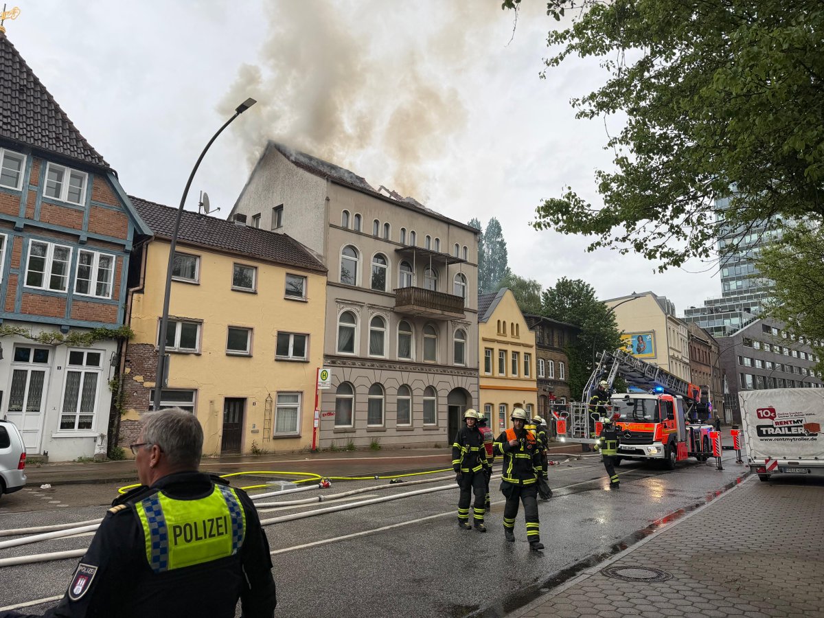 CrimeNewsHH's tweet image. Dach eines Hauses an der Straße Karnapp in Fammen. Großeinsatz der Feuerwehr in Hamburg Harburg – eine Person gerettet, eine weitere vermisst.

mopo.de/hamburg/polize…

Foto: Lenthe-Medien