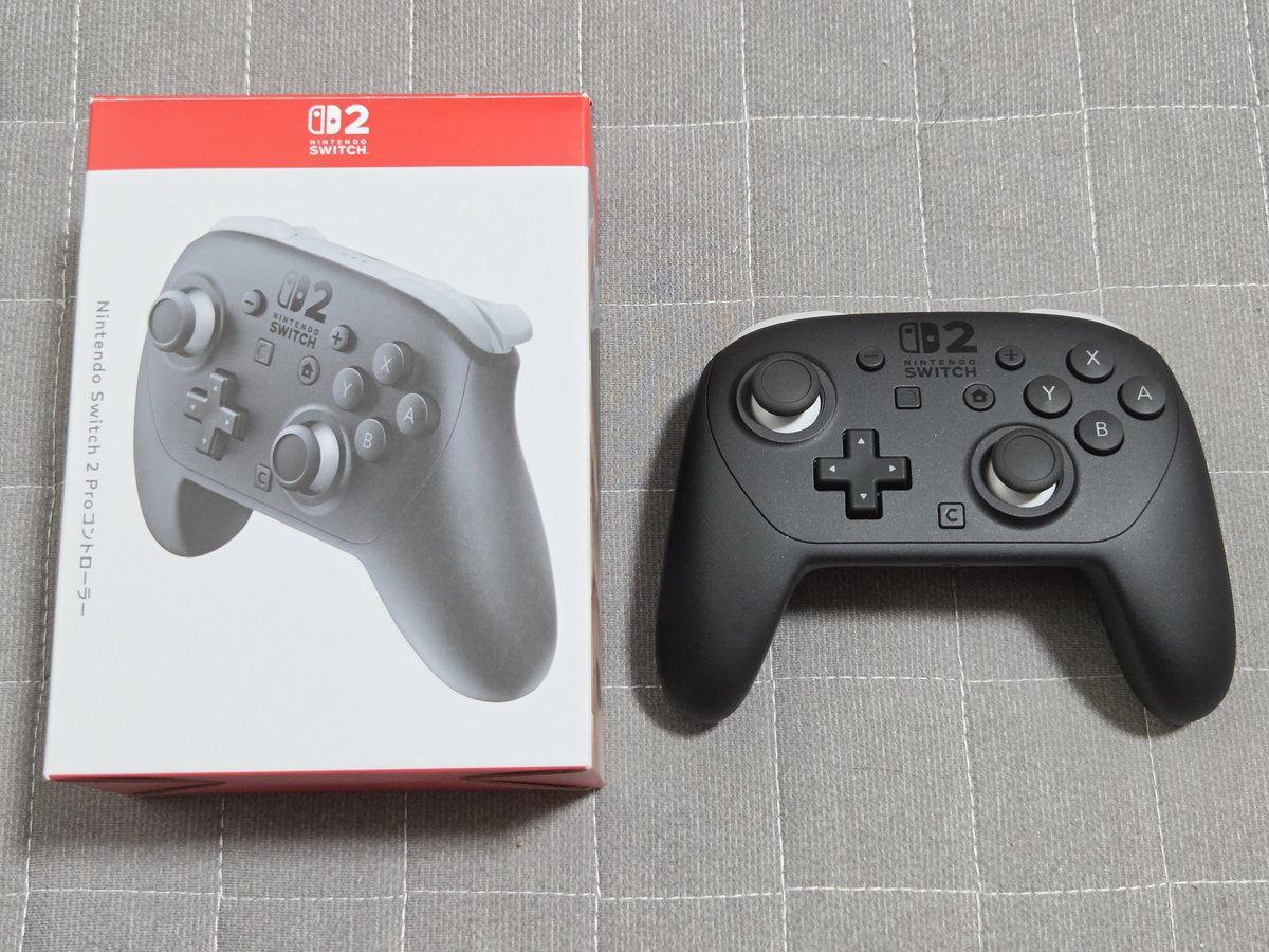 177atagochan's tweet photo. 発売日から使ってたSwitch2のプロコン
スプラ3のシューターで床や壁塗りする時とかに上下に振るジャイロ操作を繰り返すと、ジャイロがずれてY押して視点リセットしてたんだけど、予備のプロコンで発生しないから修理に出したら、新品で帰ってきた！
さすが神対応の任天堂だわー
ちなジャイロ感度は５ https://t.co/RDXX1TSfLO