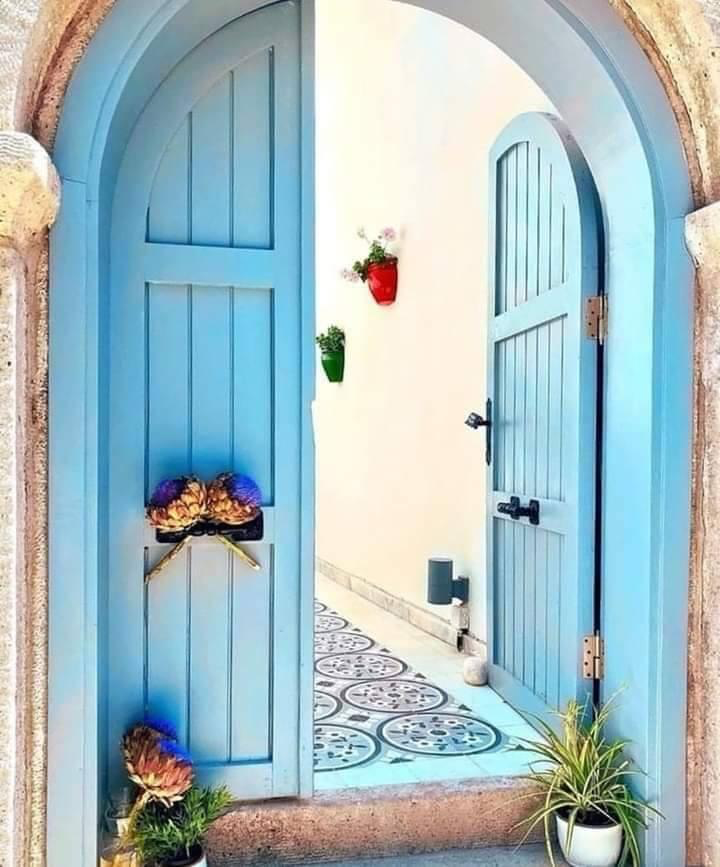 فوض امرك واحلامك لله وامض بالحياه مطمئناً، موقناً، واثقاً بأن لا أحد يقدر أن يغلق باباً فتحه الله لك...💚