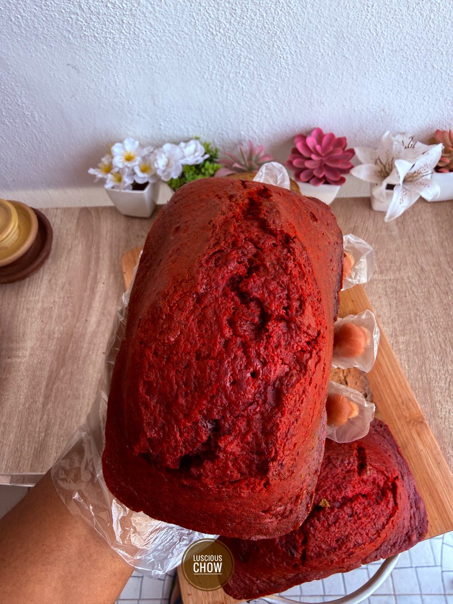 Banana breads available for immediate delivery:

2 plain regular - 7,200 each 
Mini set of 4 (Oreos, double chocolate, coconut, plain) - 8,150
Red velvet midi loaf - 6,500

Send a dm to order 
CC: <a href="/luscious_chow/">Luscious Chow</a>