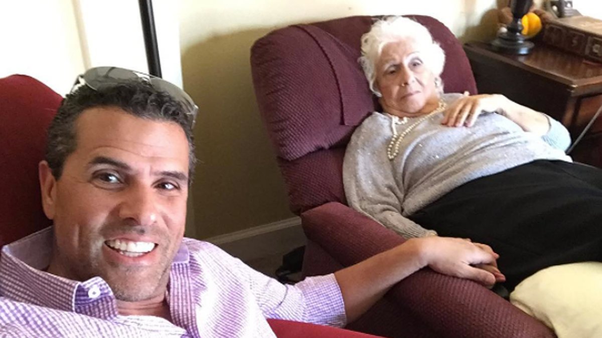 Dijo una vez Marco Antonio Regil: “Cuando mi madre olvidó mi nombre, entendí que el Alzheimer no se discute, se acompaña. Mis enojos eran egoístas. Le canté, le conté chistes, la abracé con amor incondicional. Su olvido me enseñó a recordar lo esencial: quién fui para ella, quién