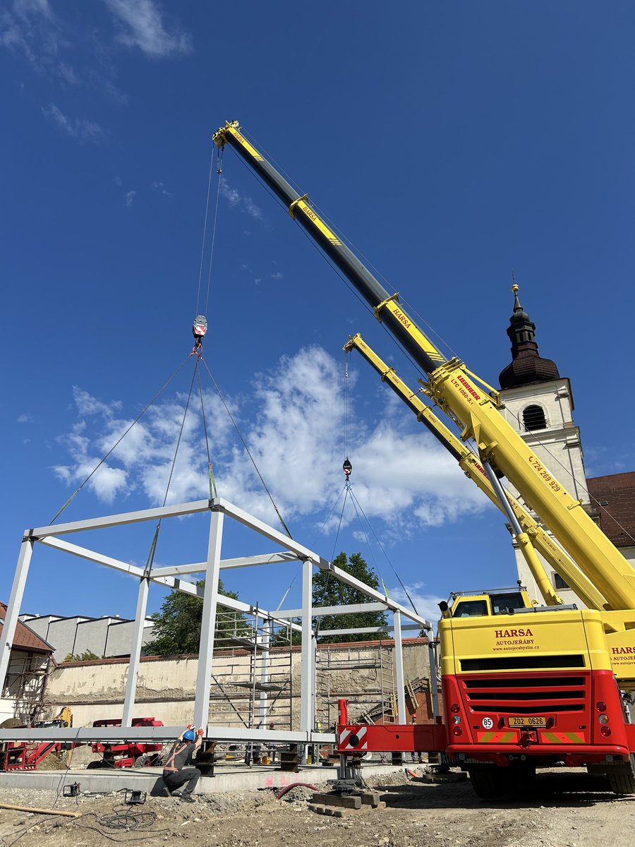 Machu_CT's tweet photo. Zahrada Panského domu v Uherském Brodě na Uherskohradišťsku se dočká kompletní obnovy. Právě teď na ní pracují stavbaři. Po úpravách by mělo volně přístupné prostranství sloužit třeba ke kulturním akcím. Přestavba vyjde asi na 27 mil. Kč, většinu nákladů pokryjí dotace. https://t.co/ZyrAMOCYZp