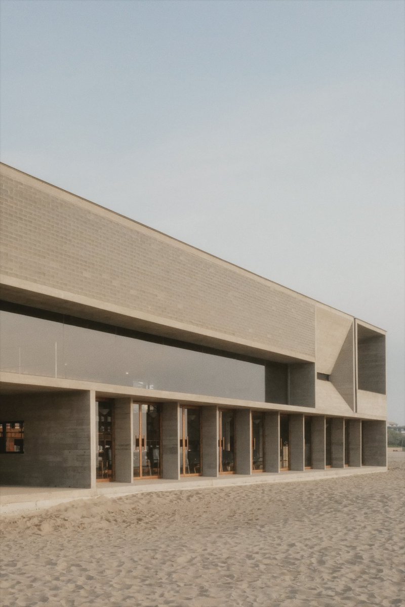 mfthreekingdom's tweet photo. 北京から2時間、東の果て渤海に面した秦皇島のリゾート地でVectorArchitects、ZAO、Neri&amp;Huらの作品群を観る。
コルビュジエを輸入せずに近代化を進めた中国であるが、21世紀以降むしろモダニズムや批判的地域主義的な傾向へ回帰しつつあり、この一帯の作品群がまさにその潮流を象徴している https://t.co/2SC9tYa5RL
