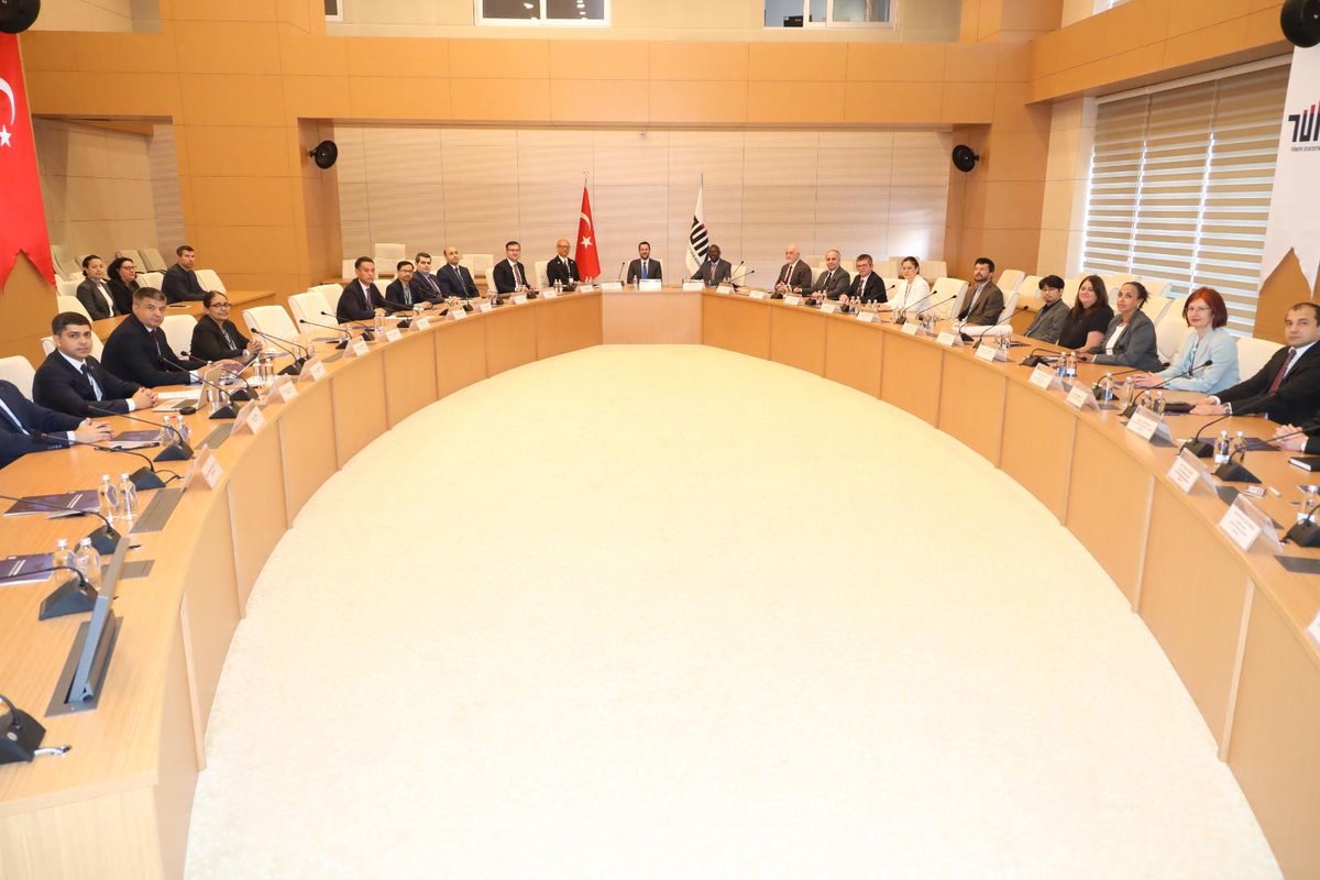 tuikbilgi's tweet photo. Kurumumuz Ev Sahipliğinde Bölgesel Eğitim Çalıştayı Gerçekleştiriliyor

Türkiye İstatistik Kurumu (TÜİK) ev sahipliğinde, PARIS21 ve Birleşmiş Milletler Asya ve Pasifik İstatistik Enstitüsü (SIAP) iş birliğiyle düzenlenen “Asya ve Pasifik Bölgesindeki Ulusal İstatistik Ofisi Yöneticileri İçin İstatistik Liderliğinin Güçlendirilmesi” başlıklı Bölgesel Eğitim Çalıştayı, 6 Mayıs 2026 tarihinde başladı.

6-8 Mayıs 2026 tarihleri arasında gerçekleştirilecek olan çalıştay kapsamında, 10 ülkeden 16 üst düzey istatistik kurumu yöneticisi ile uluslararası kuruluş temsilcileri bir araya geldi.

Çalıştayda, liderlik, dijital dönüşüm ve veri inovasyonu gibi güncel konular ele alınarak katılımcılar arasında bilgi ve deneyim paylaşımının gerçekleştirilmesi planlanmaktadır.

Çalıştayın, bölge ülkelerinin istatistik kurumları arasındaki kurumsal iş birliğinin güçlendirilmesine, iyi uygulama örneklerinin paylaşılmasına ve resmi istatistik alanındaki kapasitenin geliştirilmesine katkı sağlaması beklenmektedir.