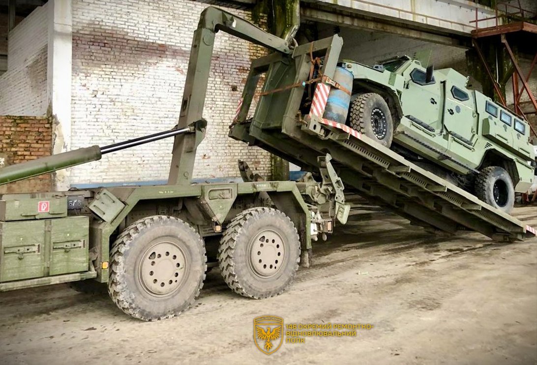 Jeff21461's tweet photo. 🇺🇦🇩🇪 An HX2 Multi 2 dropping off an FFG APC at a workshop belonging to the 146th Repair and Restoration Regiment.

Germany had delivered at least 66 FFG APCs, which are a variant of the BAT UMG, and 40 "8x8 load-handling trucks". https://t.co/x16vGtGj8J