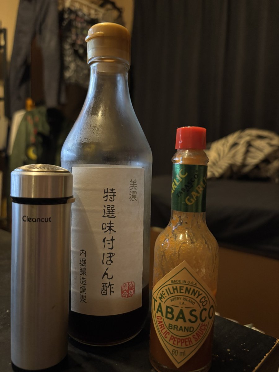 charai_ossan's tweet photo. 特選味付ぽん酢、ガーリックタバスコ、IZUMIのシェーバー、食べ終わってないけど音更ぎょうざの宝永、迷ってんなら買っとけ‼️
木村拓哉愛用品��裏切らない🤩
#キムタク
#木村拓哉
#ガーリックタバスコ
#タバスコ
#特選味付ぽん酢
#ポン酢
#cleancut
#髭剃り
#シェーバー
#音更ぎょうざの宝永
#餃子 https://t.co/lYPPirELn1