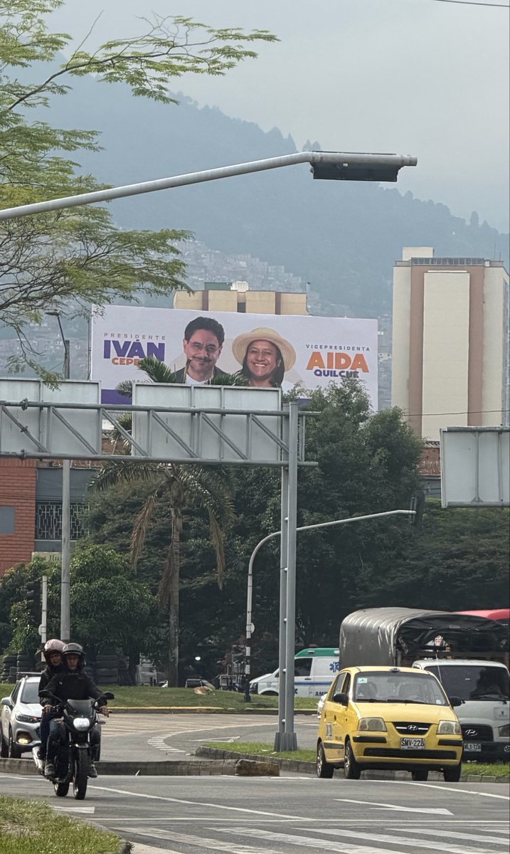 Vean la hermosura que me acabo de encontrar en pleno centro de Medellín 😍

Cepeda va a ser presidente en primera vuelta ✊🏻 <a href="/IvanCepedaCast/">Iván Cepeda Castro</a>