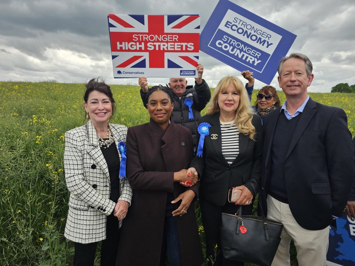 KimBotting's tweet photo. Great to meet Kemi Badenoch MP again today  
seen here with fellow Cllrs &amp; candidates  us -Conservatives continue to fight against any building on our green belt . It was also lovely to see PEITRA- we work together with the Police fighting against the youths killing wildlife / https://t.co/uO2iExlRWG