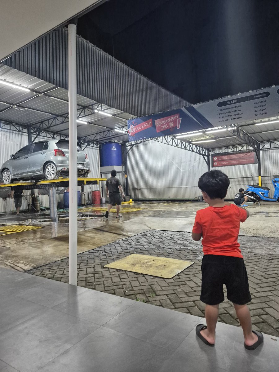 thiatinyooo's tweet photo. Pertama kalinya ikut suami cuci mobil, biasanya ogah banget ikut
#masyaAllahtabarakallah https://t.co/ls1hskXOas