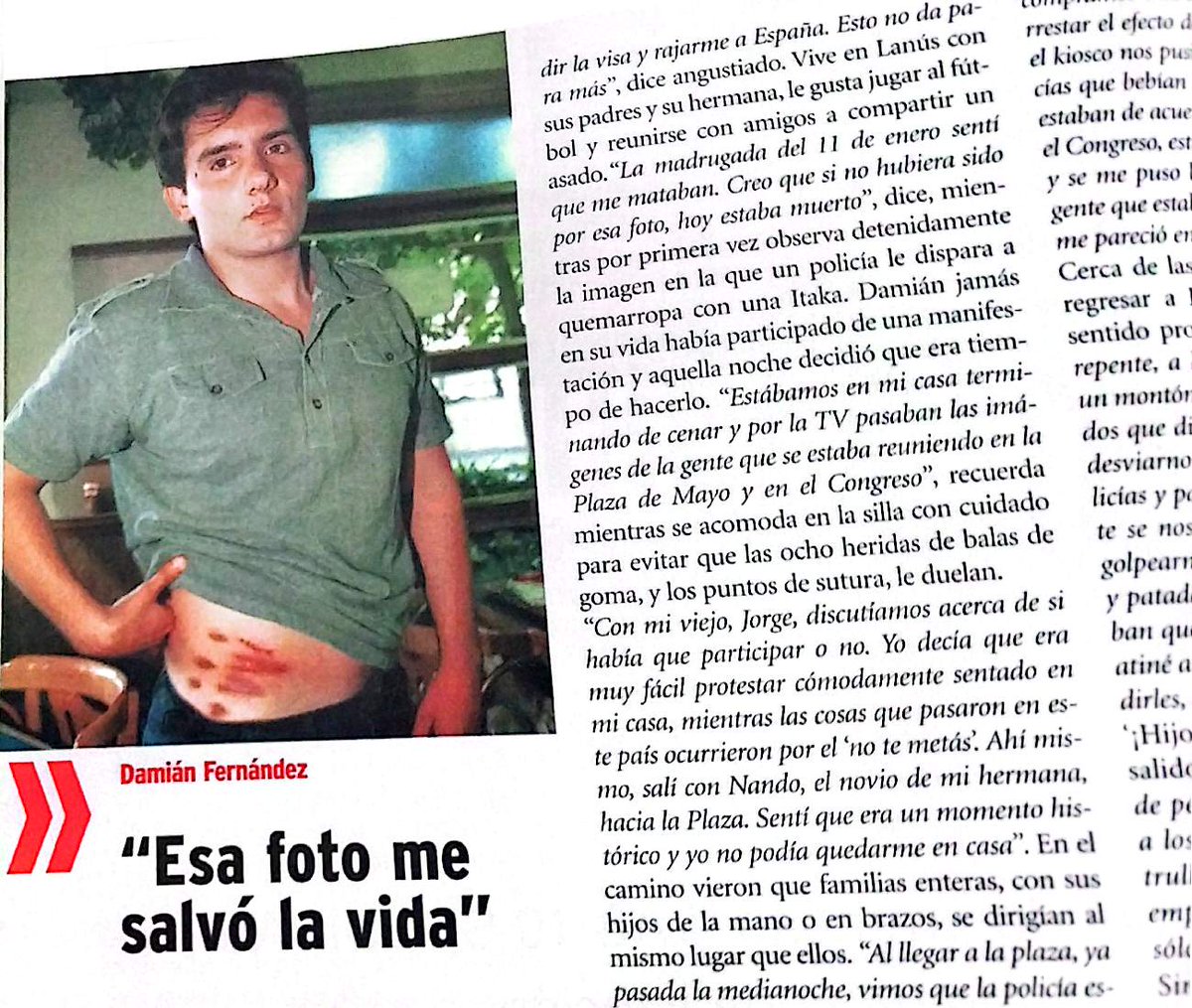 Un policía de la federal le dispara a quemaropa a Damián Fernández, un manifestante que se había acercado a protestar en el Congreso en diciembre del 2001. El policía no dejaba de dispararle hasta que vio al fotógrafo Juan Manual Ferrari registrando todo con su cámara y se detuvo