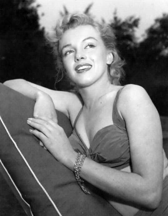 Marilyn Monroe photographed by Earl Leaf, 1951.