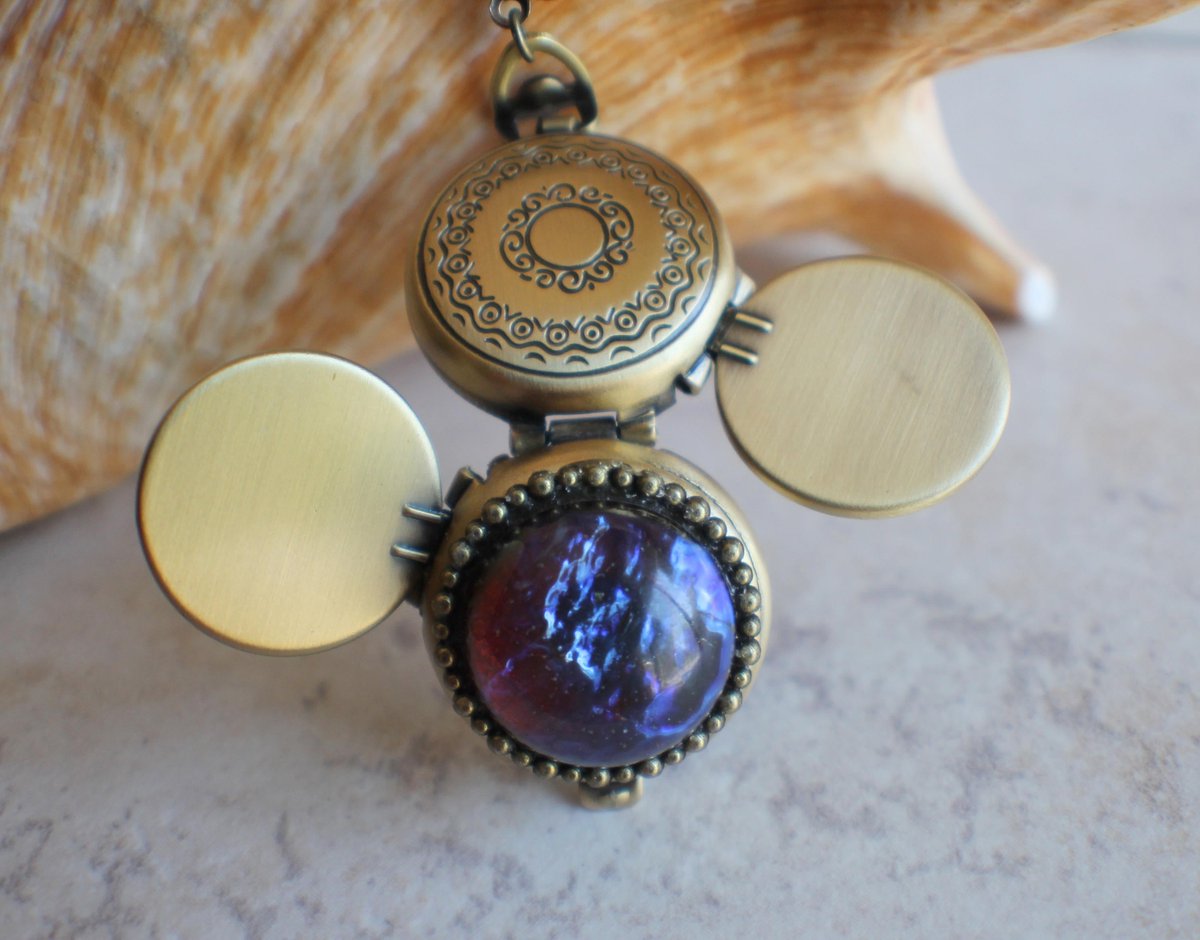 charsfavorite's tweet photo. Capture your memories in style with the Red Dragons Breath Multi Photo Locket for just $75.00. Elevate your jewelry collection today! #JewelryLovers #MemoryKeepsake

Shop Now https://t.co/ILXyhMX6tp https://t.co/ISzXFvx7YL