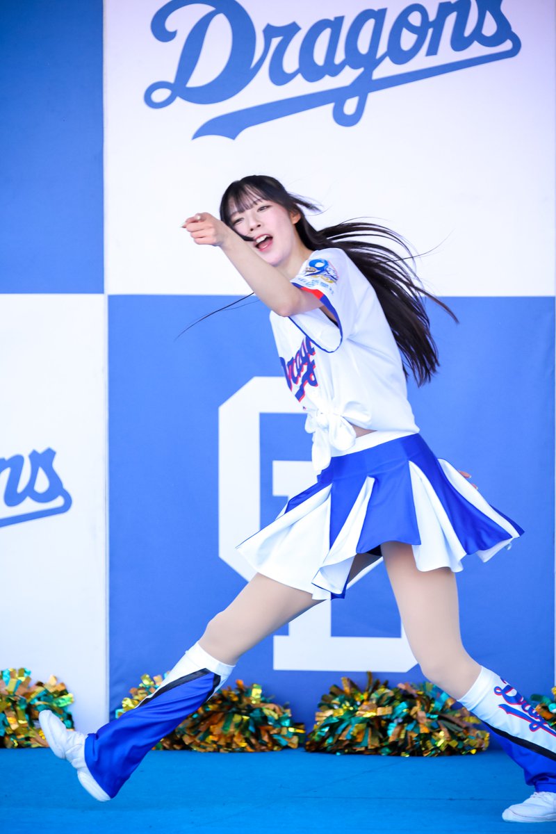 FEdays758's tweet photo. 長い手足を駆使したダイナミックなパフォーマンスがかっこよき
#チアドラゴンズ #KAEDE さん https://t.co/GIR2Zi0ZGx