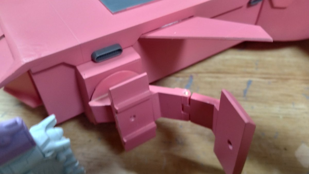 ギミックその2
ミーティアハンガーにカスタムのミーティアを無改造で取り付け！
SDガンダムフルカラー対応商品なので、こういうの大事！これやりたくてエターナルを作ったまでありますね！
プラ材と真鍮線の組合せだったりなので強度はやや心配笑