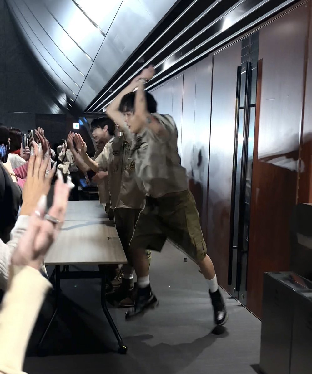 ハイタッチで飛んでる人初めて見た