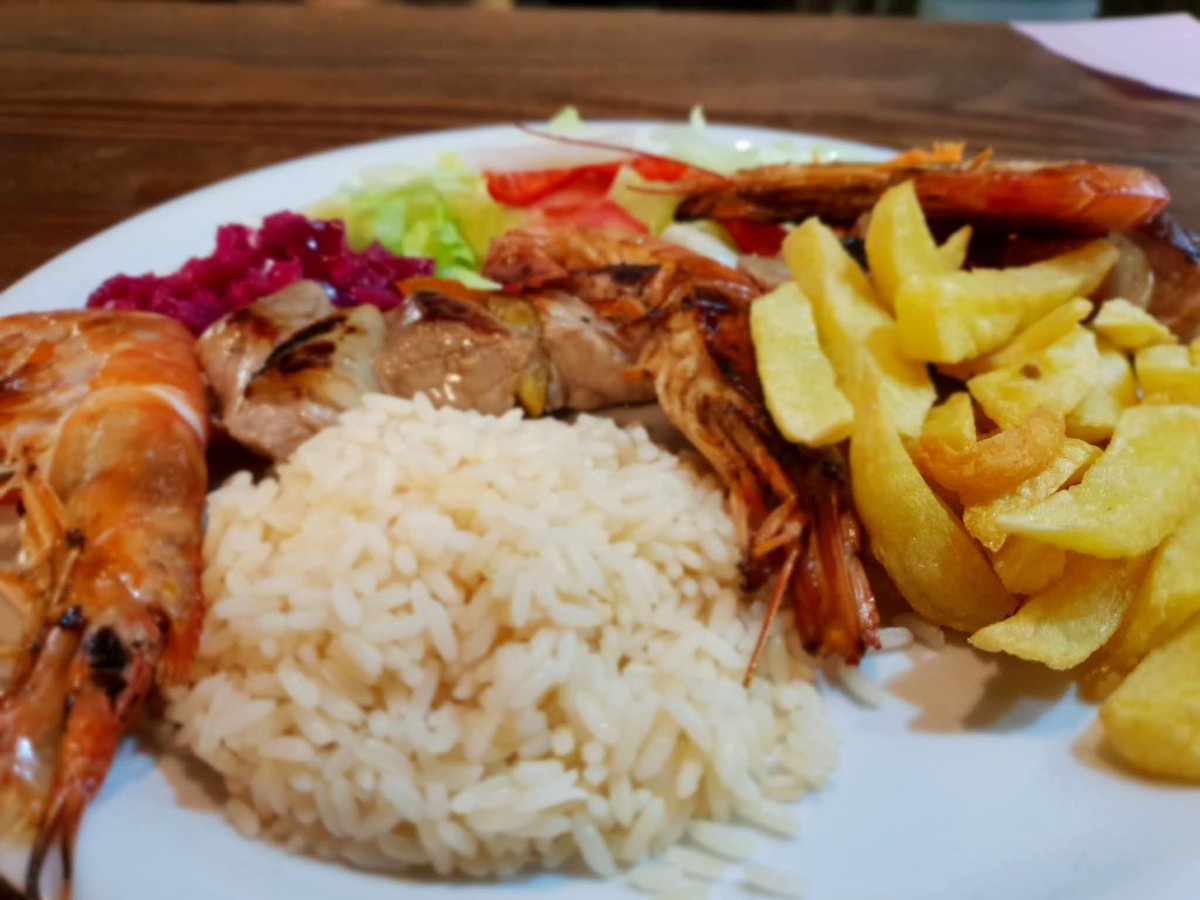 palopalovigo's tweet photo. 🔥 En Palo Palo tenemos el sabor que no se olvida 🔥
Hoy te presentamos una combinación que lo tiene TODO:
🥩 Carne jugosa a la brasa
🍤 Langostinos en su punto perfecto
Una explosión de sabor que merece ser compartida… o disfrutada sin distracciones 😏
📞 Reserva
 986 439 657 https://t.co/8ckad8UJf4