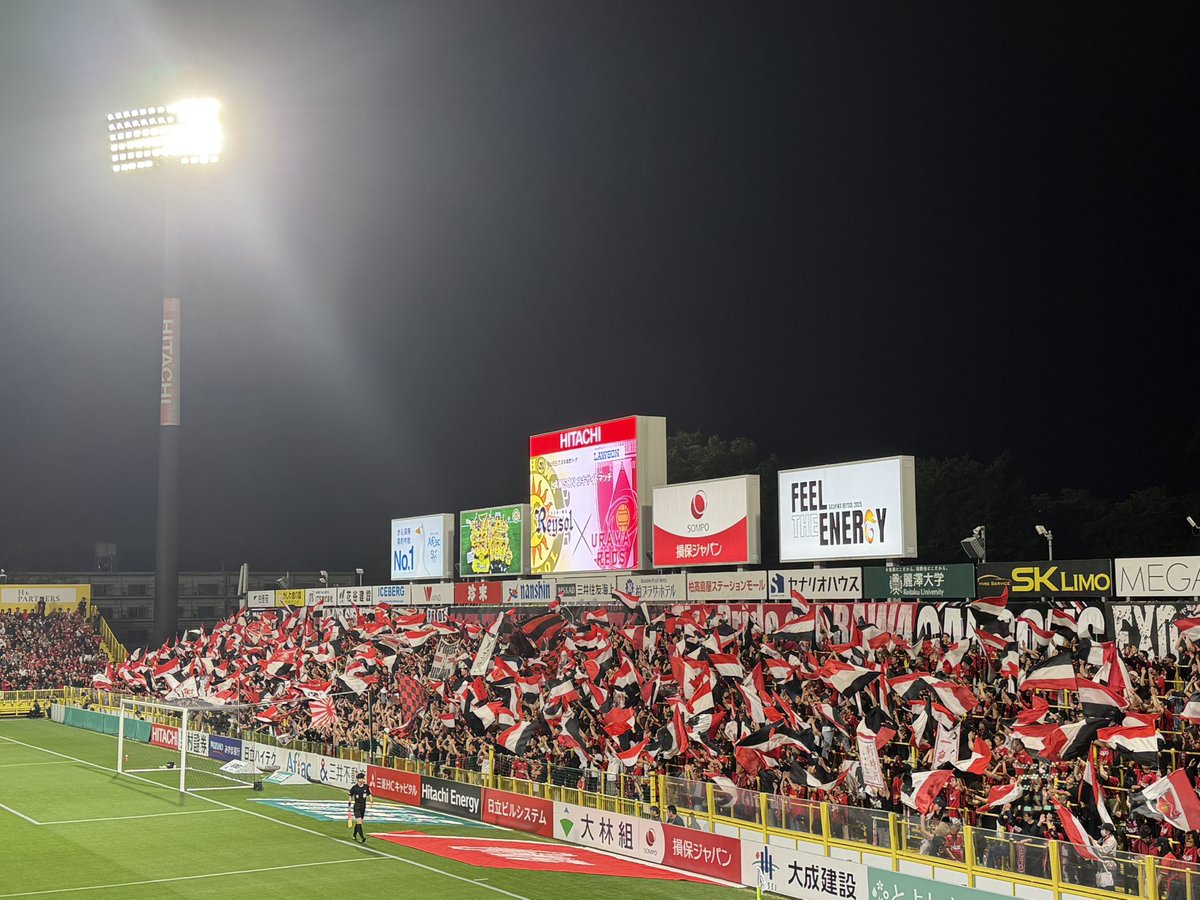 日立台に赤白黒ってピッタリだね #浦和レッズ