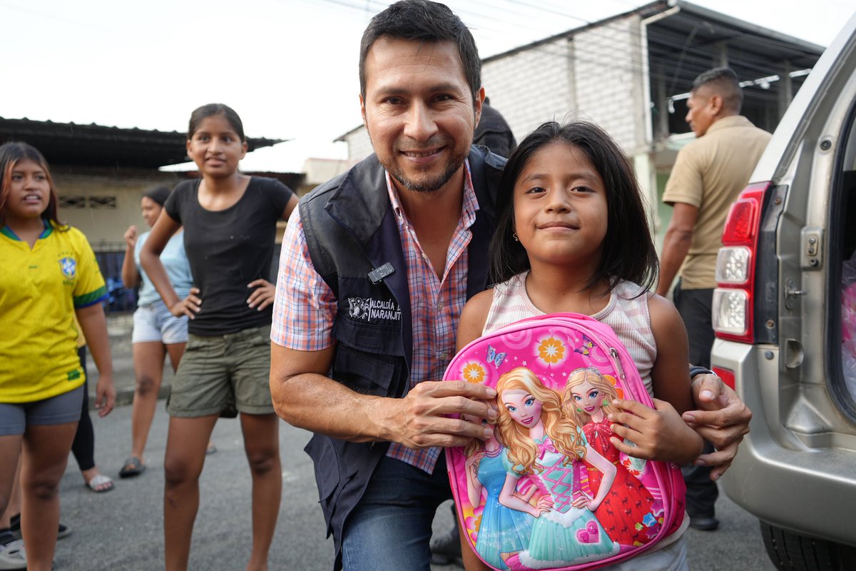 AlcalNaranjito's tweet photo. La Alcaldía de Naranjito realizó la entrega de mochilas escolares en la ciudadela San Luis, beneficiando a nuestros niños y niñas en este nuevo periodo académico. https://t.co/f4vXGDwMPX