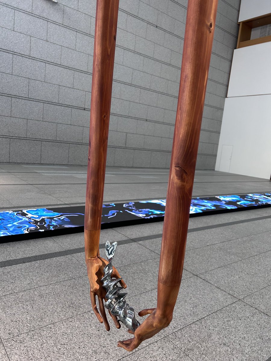 lotus_ef's tweet photo. 東京都現代美術館
「ミッション∞インフィニティ｜宇宙＋量子＋芸術 」
に行ってきた。

サイエンス（科学）とアート（芸術）は、切り離せない。
見えない世界、宇宙、人間。
私たちが解っていることなんてほんの一部。

宇宙を支配する法則はきっとあって
それはたぶん、シンプルで複雑で美しい。 https://t.co/C8X6IFpDvp