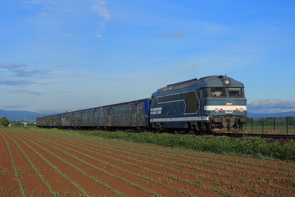 Crossrail1216's tweet photo. 今や絶滅危惧にもなっているSNCF 67400+RRR運用
ストラスブールにかろうじて残る2本を撮影
予報はドン曇りからの朝起きるとほぼ快晴
これまで4-5回のアタックするも天気や運用が噛み合わず積み残しとなっていたが、ついに本日完遂！！ https://t.co/LOwqVV5JfQ