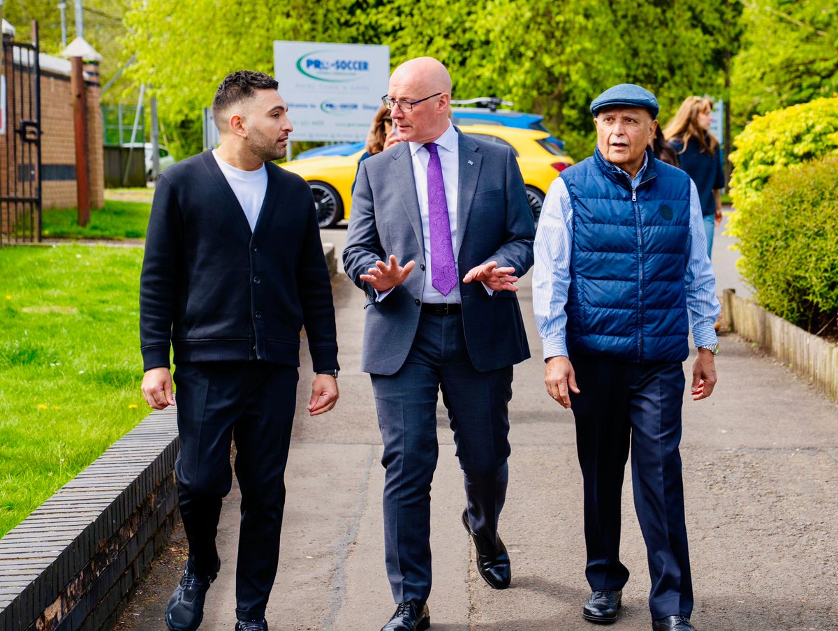 JohnSwinney's tweet photo. Speaking to people at Rouken Glen Garden Centre, and our message is simple:

The SNP is focused on cutting your bills and building a better future for Scotland, while the other parties only talk about stopping us.

Make it #BothVotesSNP tomorrow. https://t.co/9oArUUdKnw