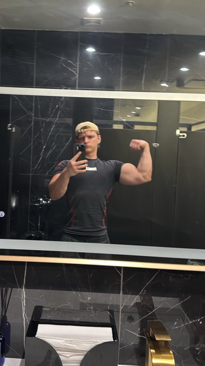 TheMasterJake69's tweet photo. I know my biceps make you fucking weak. NOW SEND😈💪🏻 https://t.co/bYsGK8STv5