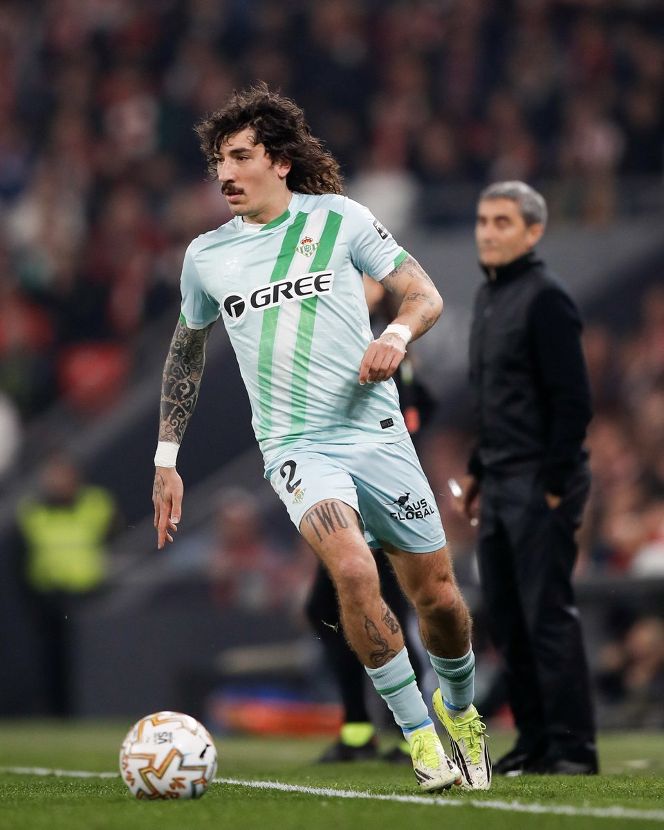 DegaineSo's tweet photo. La dégaine d’Hector Bellerín sur un terrain de football… on ne va jamais s’en lasser. https://t.co/omhNdjqKIp