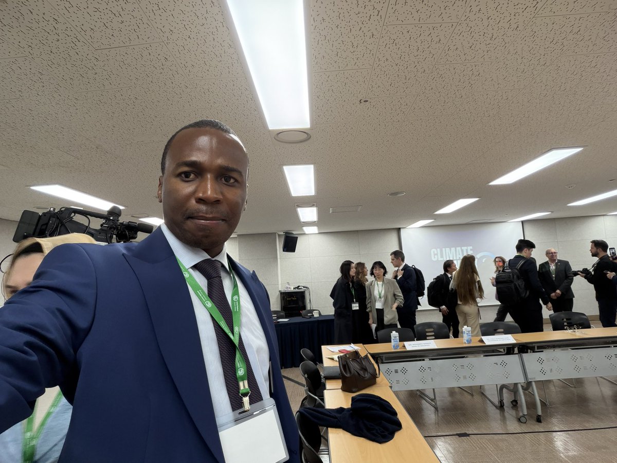 PetKinMak's tweet photo. Une semaine intense vient de s’achever à Yeosu, en Corée du Sud.

J’ai eu le privilège d’y participer en tant que délégué du ministère des Finances, dans le cadre de la Semaine Climatique 3 de l’UNFCCC (21-25 avril 2026). Cinq jours de discussions concrètes sur un sujet qui me tient particulièrement à cœur : comment financer vraiment la lutte contre le changement climatique ?

Plusieurs sessions ont marqué ces échanges. Le panel de la Présidence de la COP31 sur le renforcement financier et institutionnel a posé une question simple mais essentielle : comment faire en sorte que l’argent promis arrive là où il est vraiment nécessaire ? Les discussions ont montré que le vrai défi n’est plus de prendre des engagements, mais de les transformer en projets concrets, financés et mesurables sur le terrain.

Le marché du capital climatique (Climate Capital Marketplace) et la session sur le financement de l’adaptation ont également mis en lumière un besoin urgent : aider les pays en développement à préparer des projets qui attirent les investisseurs, publics comme privés. Sans cette préparation, même les fonds disponibles restent inaccessibles.

Ce qui ressort clairement de Yeosu : la finance climatique ne peut plus être une promesse abstraite. Elle doit devenir un outil concret, accessible, et adapté aux réalités de chaque pays. C’est ce défi que nous devons relever ensemble d’ici la COP31.