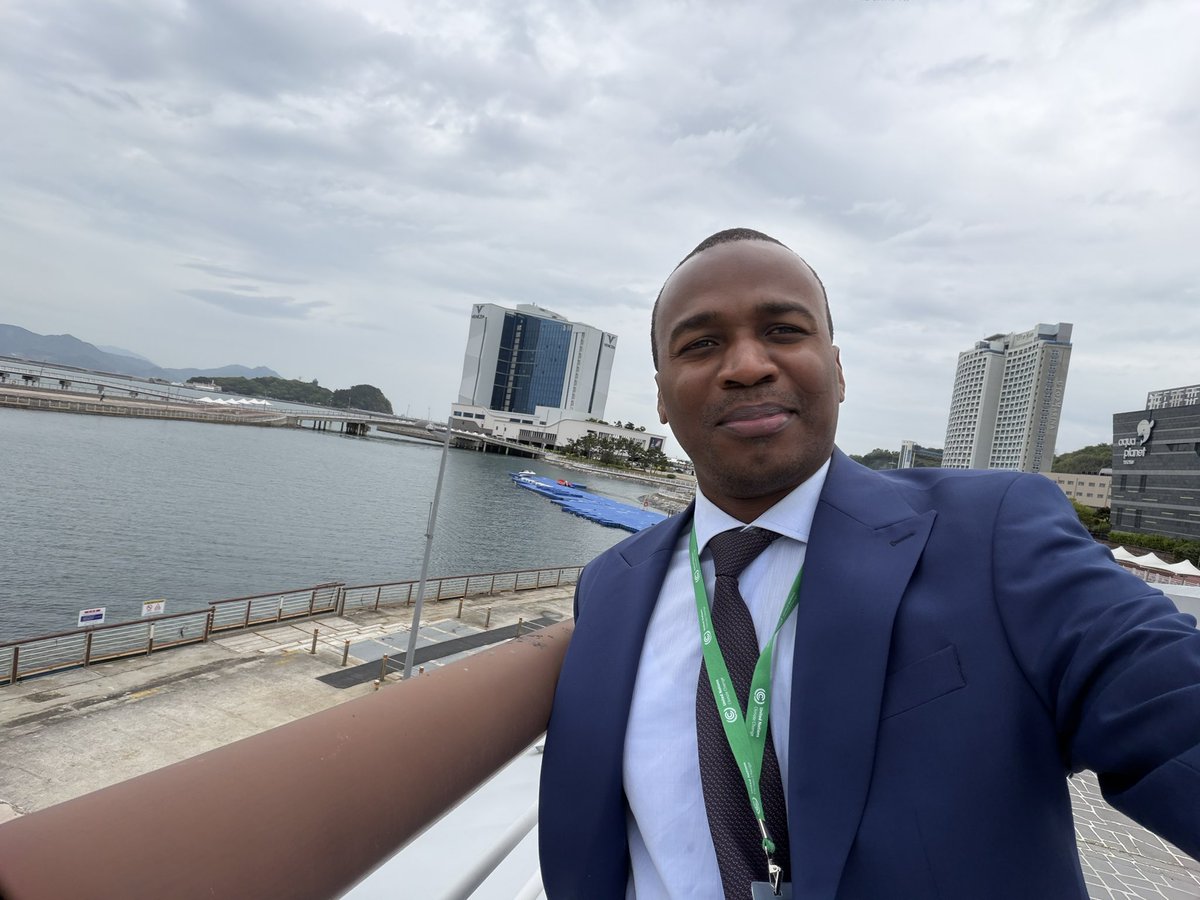 PetKinMak's tweet photo. Une semaine intense vient de s’achever à Yeosu, en Corée du Sud.

J’ai eu le privilège d’y participer en tant que délégué du ministère des Finances, dans le cadre de la Semaine Climatique 3 de l’UNFCCC (21-25 avril 2026). Cinq jours de discussions concrètes sur un sujet qui me tient particulièrement à cœur : comment financer vraiment la lutte contre le changement climatique ?

Plusieurs sessions ont marqué ces échanges. Le panel de la Présidence de la COP31 sur le renforcement financier et institutionnel a posé une question simple mais essentielle : comment faire en sorte que l’argent promis arrive là où il est vraiment nécessaire ? Les discussions ont montré que le vrai défi n’est plus de prendre des engagements, mais de les transformer en projets concrets, financés et mesurables sur le terrain.

Le marché du capital climatique (Climate Capital Marketplace) et la session sur le financement de l’adaptation ont également mis en lumière un besoin urgent : aider les pays en développement à préparer des projets qui attirent les investisseurs, publics comme privés. Sans cette préparation, même les fonds disponibles restent inaccessibles.

Ce qui ressort clairement de Yeosu : la finance climatique ne peut plus être une promesse abstraite. Elle doit devenir un outil concret, accessible, et adapté aux réalités de chaque pays. C’est ce défi que nous devons relever ensemble d’ici la COP31.