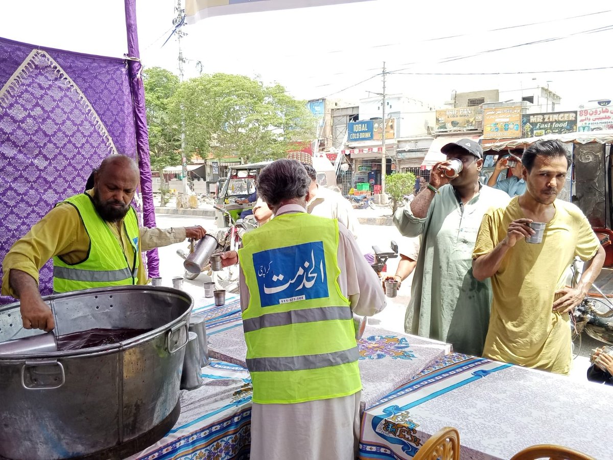 alkhidmatKHI's tweet photo. کراچی میں گرمی کی شدید لہر اور تپتی دھوپ کے دوران شہریوں کو ریلیف فراہم کرنے کے لیے جماعت اسلامی اور الخدمت کے رضاکار میدانِ عمل میں موجود ہے۔

#Heatwave #KarachiHeat #ReliefCamp #Karachi #Alkhidmat #ServiceToHumanity https://t.co/RoeErLYGYv