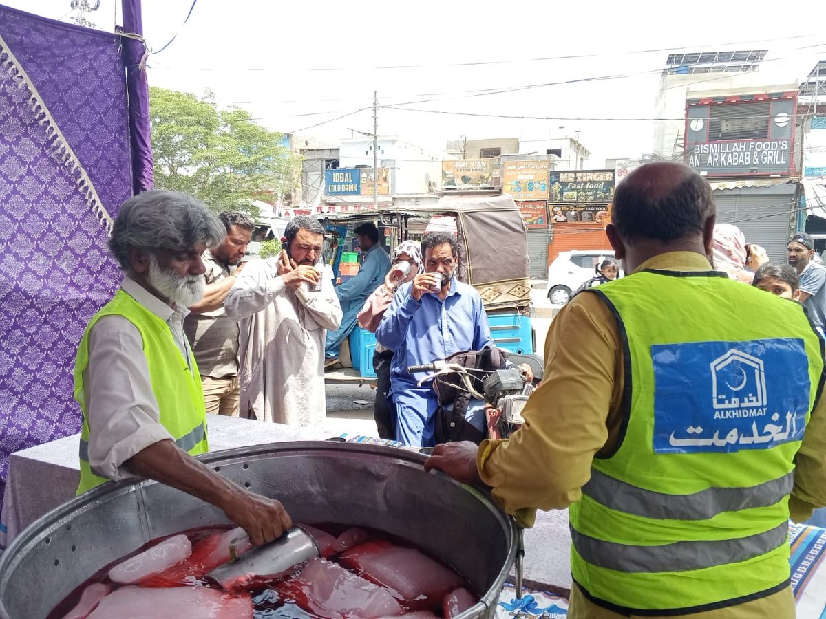 alkhidmatKHI's tweet photo. کراچی میں گرمی کی شدید لہر اور تپتی دھوپ کے دوران شہریوں کو ریلیف فراہم کرنے کے لیے جماعت اسلامی اور الخدمت کے رضاکار میدانِ عمل میں موجود ہے۔

#Heatwave #KarachiHeat #ReliefCamp #Karachi #Alkhidmat #ServiceToHumanity https://t.co/RoeErLYGYv