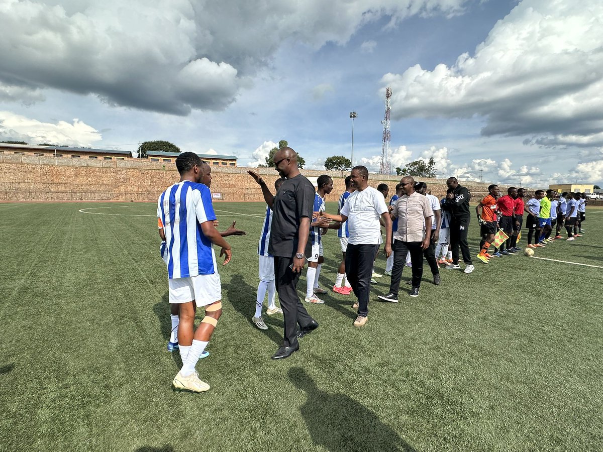 KarongiDistr's tweet photo. Twakurikira hano: https://t.co/clYXQae6z5 umukino uhuza Rubengera/Karongi na Kigarama/Kirehe muri 1/4 cy’irushanwa Umurenge Kagame Cup mu bagabo urimo kubera kuri stade ya Ngoma mu Karere ka Ngoma. https://t.co/1awbgkFVeQ
