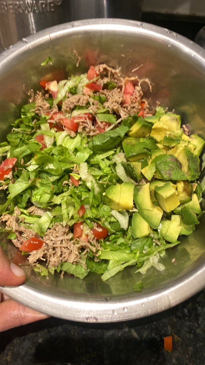 En la serie de “cenas ligeras ” para las sobrinas, ayer les puse en el chat el salpicon de res, fácil, rápido, sin ensuciar trastes, fresco, Aquí va la recata carne deshebrada, lechuga, jitomate, cilantro, aguacate, todo picado y mezclar, yo uso carne de paquete