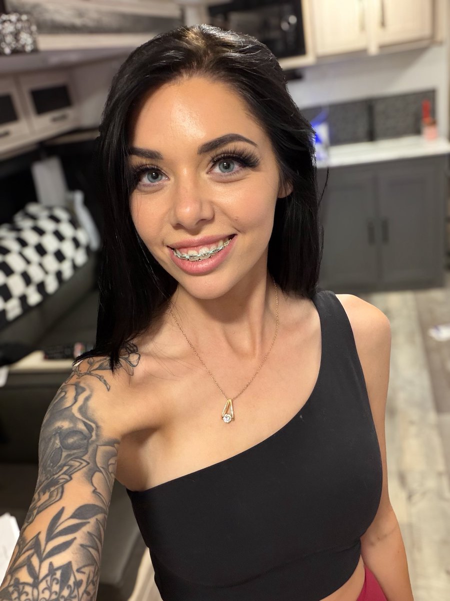 Anna Riddle Rose tweet media
