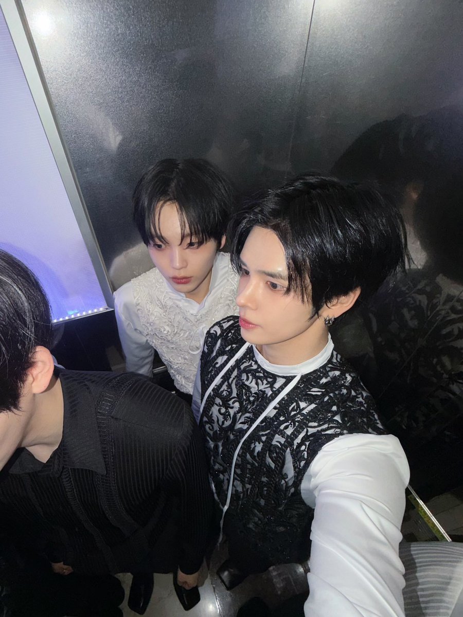 4selmsong's tweet photo. selmsong today by serim>< https://t.co/7XlDM8eDxy