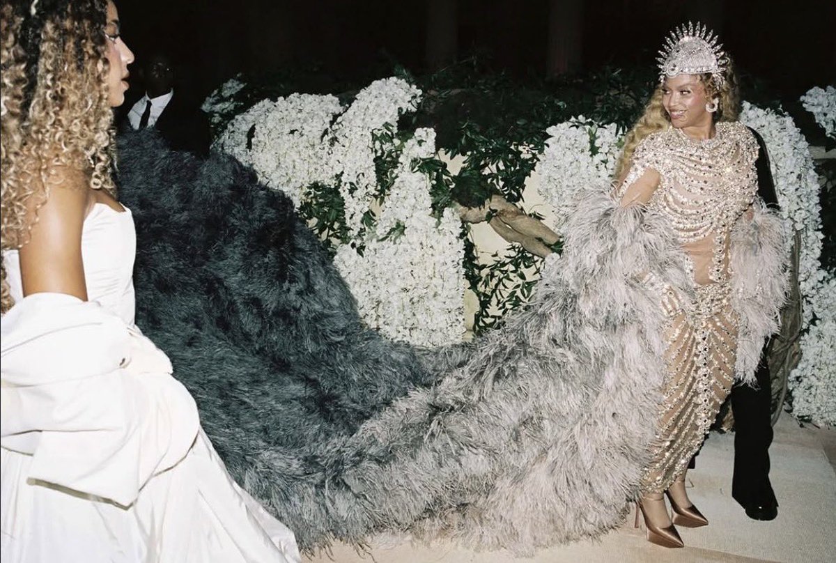 B7Album's tweet photo. Inside the Met Gala with Vogue Spain https://t.co/oSvKJ1QyXq