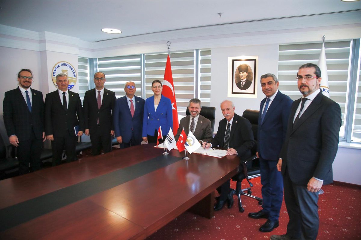 trakya_univ's tweet photo. TRAKYA ÜNİVERSİTESİ İLE TÜİK ARASINDA İŞ BİRLİĞİ PROTOKOLÜ İMZALANDI

Trakya Üniversitesi ile Türkiye İstatistik Kurumu (TÜİK) arasında eğitim, öğretim ve akademik alanlarda iş birliğini kapsayan protokol imzalandı.

Trakya Üniversitesi Rektörlüğünde gerçekleştirilen törende, iş birliği protokolü Trakya Üniversitesi Rektörü Prof. Dr. Mustafa Hatipler ile TÜİK Başkan Yardımcısı Aydın Keskin Kadıoğlu tarafından imzalandı.

Protokol kapsamında iki kurum arasında eğitim, öğretim ve akademik çalışmalara yönelik ortak faaliyetlerin yürütülmesi, veri temelli araştırmaların desteklenmesi ve öğrencilerin mesleki gelişimlerine katkı sunulması hedefleniyor.

Törene; Rektör Yardımcısı Prof. Dr. Ahmet Muzaffer Demir, İktisadi ve İdari Bilimler Fakültesi Dekanı Prof. Dr. Cemile Arıkoğlu Ündücü, Genel Sekreter Hüseyin Türkel, Rektör Danışmanı ve Genel Sekreter Yardımcısı Doç. Dr. Ali İhsan Meşe, Kariyer Uygulama ve Araştırma Merkezi Müdürü Dr. Öğr. Üyesi Işık Çetintav, Rektör Danışmanı Enver Şengül, TÜİK Eğitim ve Araştırma Merkezi Müdürü Bora Boranlıoğlu ile TÜİK Edirne Bölge Müdürü Hasan Akdemir katıldı.

Program, karşılıklı hediye takdimi ve fotoğraf çekimiyle sona erdi.