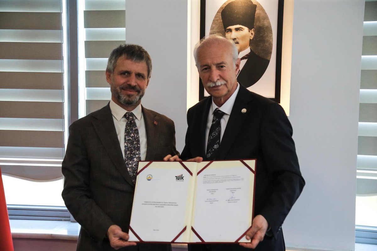 trakya_univ's tweet photo. TRAKYA ÜNİVERSİTESİ İLE TÜİK ARASINDA İŞ BİRLİĞİ PROTOKOLÜ İMZALANDI

Trakya Üniversitesi ile Türkiye İstatistik Kurumu (TÜİK) arasında eğitim, öğretim ve akademik alanlarda iş birliğini kapsayan protokol imzalandı.

Trakya Üniversitesi Rektörlüğünde gerçekleştirilen törende, iş birliği protokolü Trakya Üniversitesi Rektörü Prof. Dr. Mustafa Hatipler ile TÜİK Başkan Yardımcısı Aydın Keskin Kadıoğlu tarafından imzalandı.

Protokol kapsamında iki kurum arasında eğitim, öğretim ve akademik çalışmalara yönelik ortak faaliyetlerin yürütülmesi, veri temelli araştırmaların desteklenmesi ve öğrencilerin mesleki gelişimlerine katkı sunulması hedefleniyor.

Törene; Rektör Yardımcısı Prof. Dr. Ahmet Muzaffer Demir, İktisadi ve İdari Bilimler Fakültesi Dekanı Prof. Dr. Cemile Arıkoğlu Ündücü, Genel Sekreter Hüseyin Türkel, Rektör Danışmanı ve Genel Sekreter Yardımcısı Doç. Dr. Ali İhsan Meşe, Kariyer Uygulama ve Araştırma Merkezi Müdürü Dr. Öğr. Üyesi Işık Çetintav, Rektör Danışmanı Enver Şengül, TÜİK Eğitim ve Araştırma Merkezi Müdürü Bora Boranlıoğlu ile TÜİK Edirne Bölge Müdürü Hasan Akdemir katıldı.

Program, karşılıklı hediye takdimi ve fotoğraf çekimiyle sona erdi.