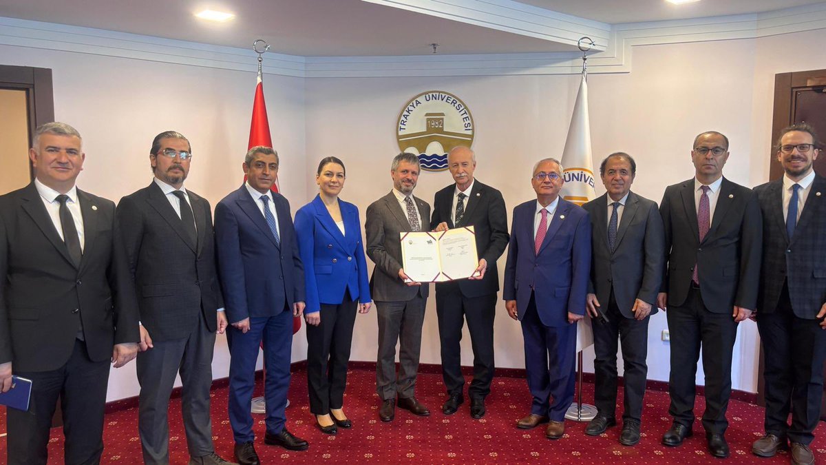trakya_univ's tweet photo. TRAKYA ÜNİVERSİTESİ İLE TÜİK ARASINDA İŞ BİRLİĞİ PROTOKOLÜ İMZALANDI

Trakya Üniversitesi ile Türkiye İstatistik Kurumu (TÜİK) arasında eğitim, öğretim ve akademik alanlarda iş birliğini kapsayan protokol imzalandı.

Trakya Üniversitesi Rektörlüğünde gerçekleştirilen törende, iş birliği protokolü Trakya Üniversitesi Rektörü Prof. Dr. Mustafa Hatipler ile TÜİK Başkan Yardımcısı Aydın Keskin Kadıoğlu tarafından imzalandı.

Protokol kapsamında iki kurum arasında eğitim, öğretim ve akademik çalışmalara yönelik ortak faaliyetlerin yürütülmesi, veri temelli araştırmaların desteklenmesi ve öğrencilerin mesleki gelişimlerine katkı sunulması hedefleniyor.

Törene; Rektör Yardımcısı Prof. Dr. Ahmet Muzaffer Demir, İktisadi ve İdari Bilimler Fakültesi Dekanı Prof. Dr. Cemile Arıkoğlu Ündücü, Genel Sekreter Hüseyin Türkel, Rektör Danışmanı ve Genel Sekreter Yardımcısı Doç. Dr. Ali İhsan Meşe, Kariyer Uygulama ve Araştırma Merkezi Müdürü Dr. Öğr. Üyesi Işık Çetintav, Rektör Danışmanı Enver Şengül, TÜİK Eğitim ve Araştırma Merkezi Müdürü Bora Boranlıoğlu ile TÜİK Edirne Bölge Müdürü Hasan Akdemir katıldı.

Program, karşılıklı hediye takdimi ve fotoğraf çekimiyle sona erdi.