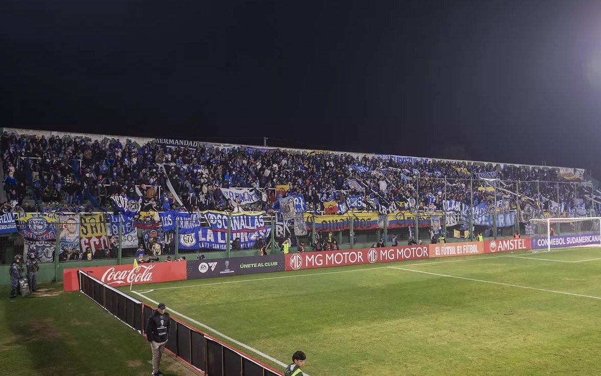 River y Boca peleando por quien lleva menos gente al extranjero...las hinchadas colombianas pasan se ríen y bostezan 🥱