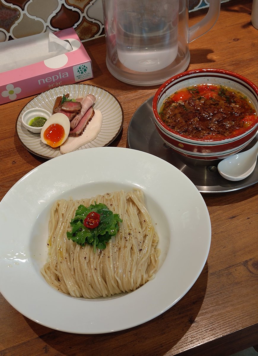 Tanuupy's tweet photo. 静岡県焼津市
麺創房LEO
和牛トマトつけ麺
濃縮されたトロトロ牛肉のスープ、添えられたトマトを口にすれば爽やかな酸味
麺に絡めて啜れば強烈な旨味と香りで身体が満たされてしまう
これはハッピー至上主義 https://t.co/2IVq2qpGW9