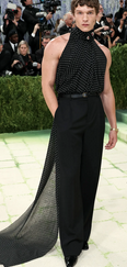 El tema para celebrar el #MetGala2026 fue 'Fashion is Art' y cada uno de los invitados lo interpretó a su muy personal estilo, como siempre hubo de todo.
. #KaranJohar, Manish Malhotra
. #HudsonWilliams, Balenciaga
.#Sombr, Valentino
. #ConnorStorrie, Saint Laurent
#ModaEsArte